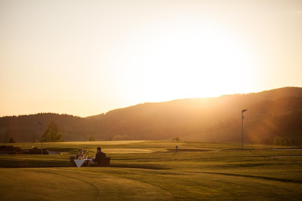 Grund Resort Golf And Ski Mladé Buky Екстериор снимка