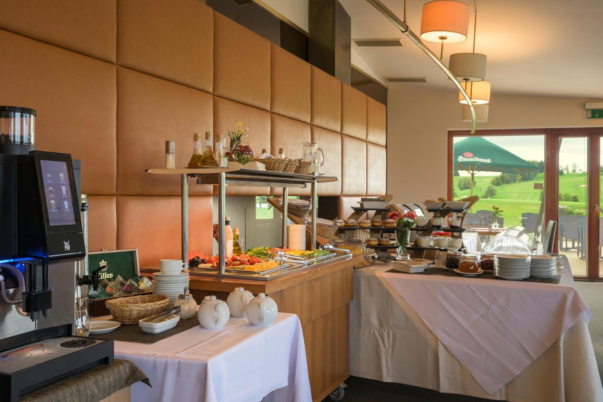 Grund Resort Golf And Ski Mladé Buky Екстериор снимка