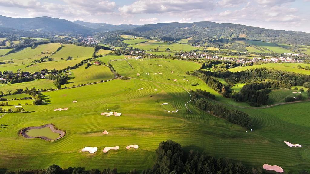 Grund Resort Golf And Ski Mladé Buky Екстериор снимка