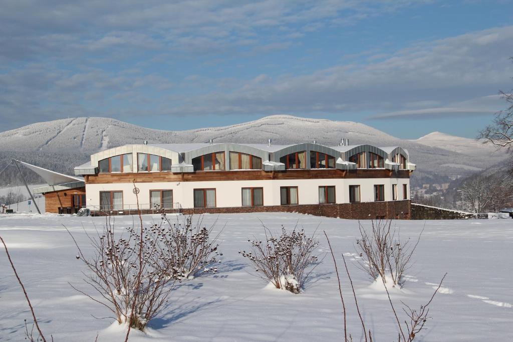 Grund Resort Golf And Ski Mladé Buky Екстериор снимка