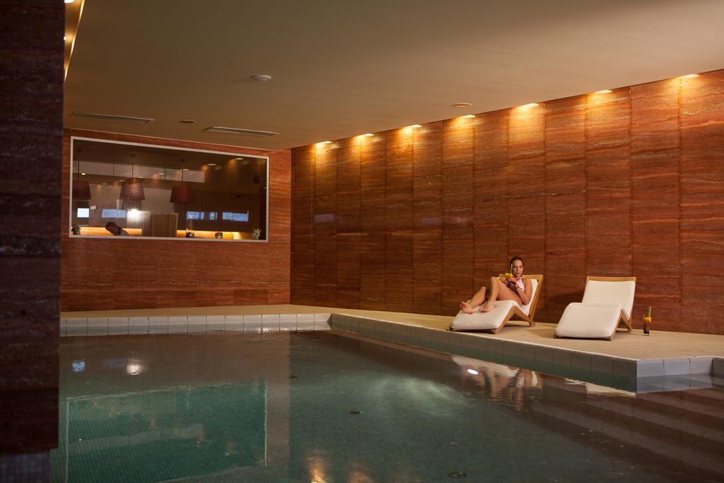 Grund Resort Golf And Ski Mladé Buky Екстериор снимка