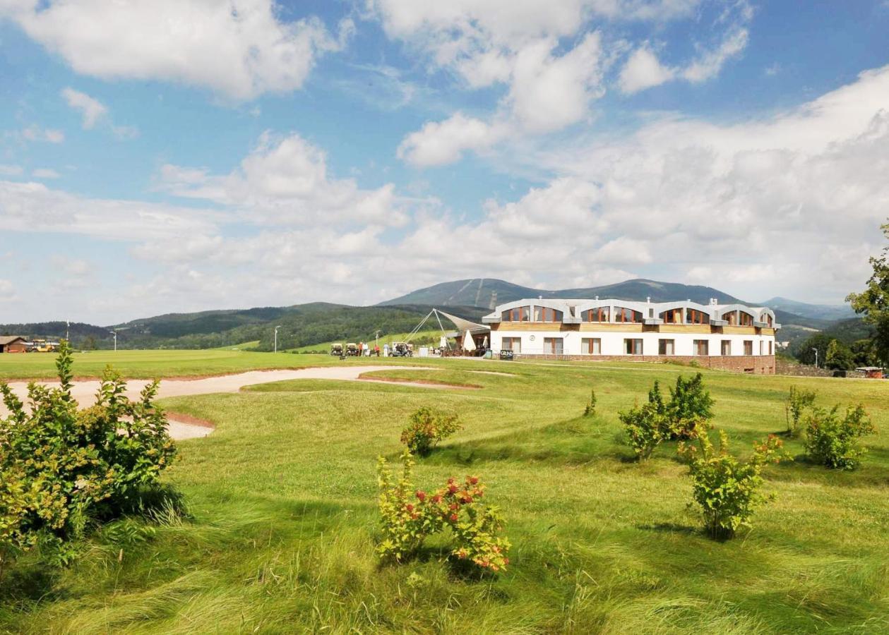 Grund Resort Golf And Ski Mladé Buky Екстериор снимка